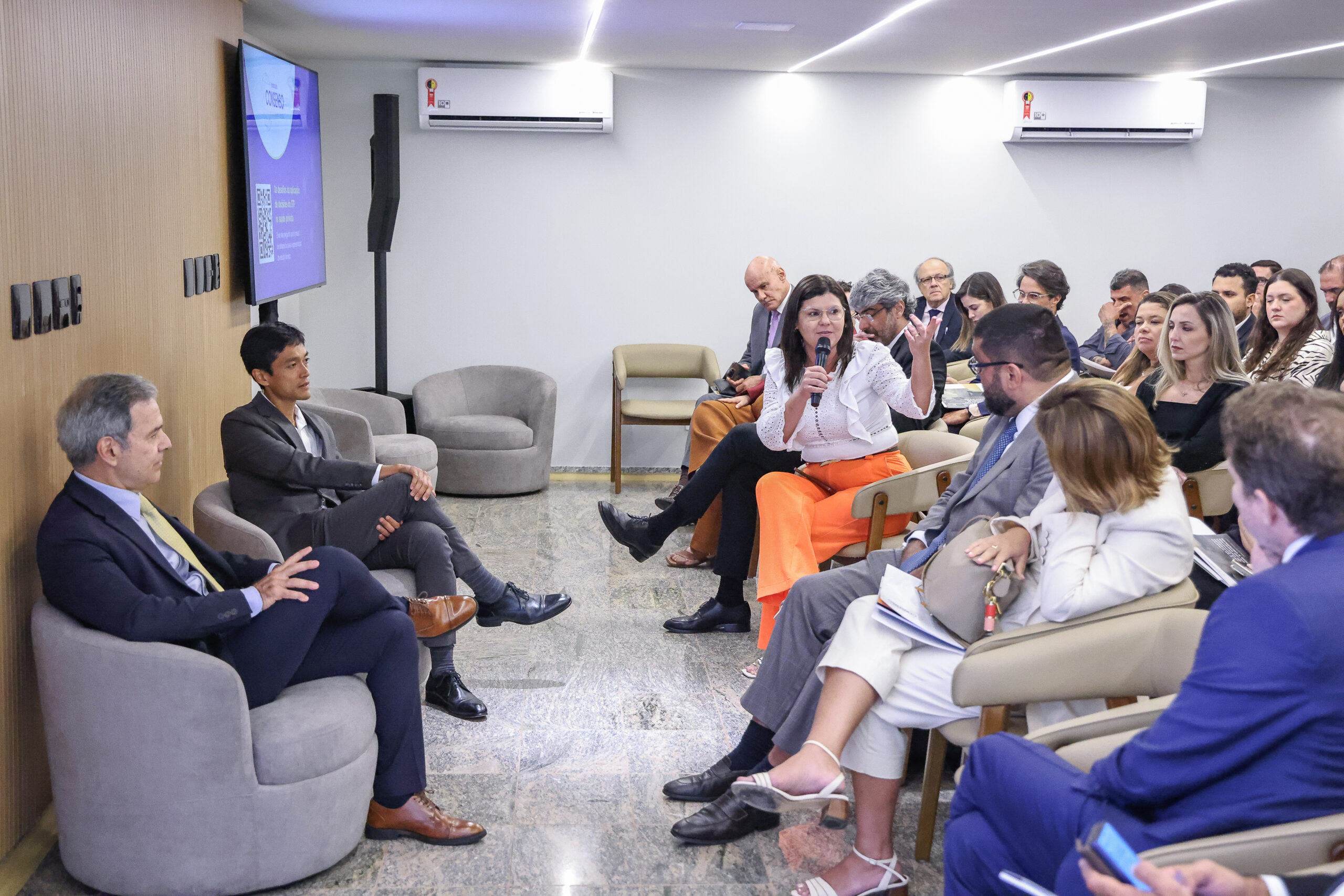 Professores Daniel Wang e Denizar Vianna apresentam estudo técnico sobre critérios para tratamentos fora do rol da ANS